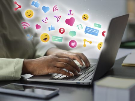 concept-de-marketing-des-medias-sociaux-pour-le-marketing-avec-des-application