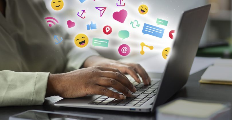 concept-de-marketing-des-medias-sociaux-pour-le-marketing-avec-des-application