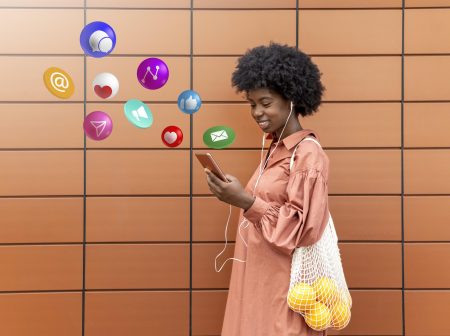 concept-de-marketing-des-medias-sociaux-pour-le-marketing-avec-des-applications (1)