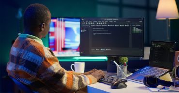 programmateur-au-bureau-a-domicile-se-concentrant-sur-la-recherche-de-bugs-pendant-qu il-programme