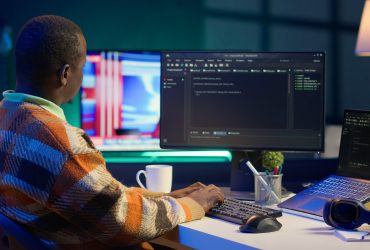 programmateur-au-bureau-a-domicile-se-concentrant-sur-la-recherche-de-bugs-pendant-qu il-programme