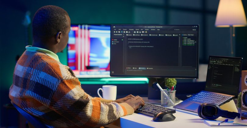 programmateur-au-bureau-a-domicile-se-concentrant-sur-la-recherche-de-bugs-pendant-qu il-programme